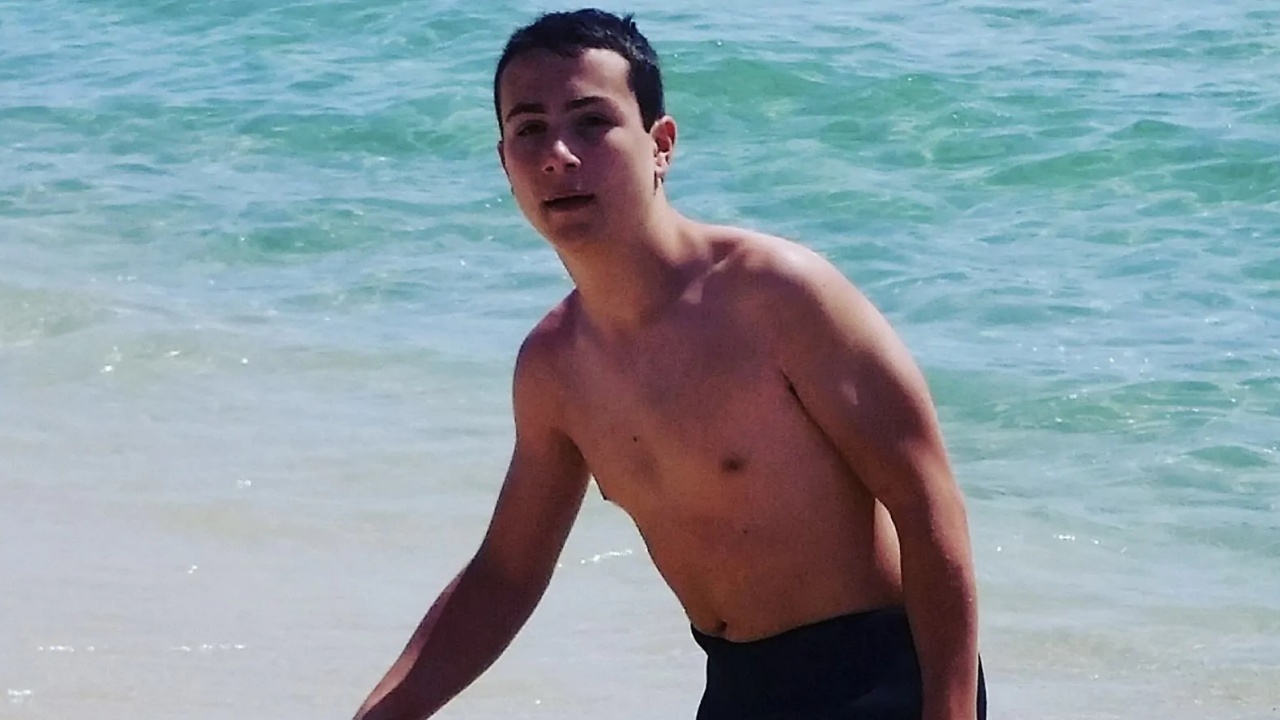 Lorenzo Guerrieri, di soli 19 anni, si tuffa in acqua e muore: aperta un’indagine