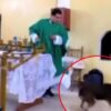 Prete prende a calci un cane durante la Messa