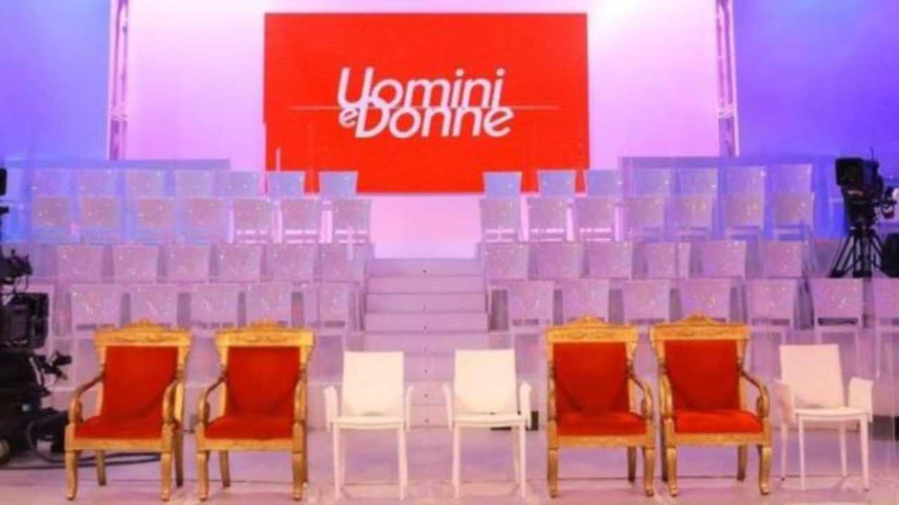 Uomini e Donne, il programma prende le distanze da alcuni titoli: il motivo