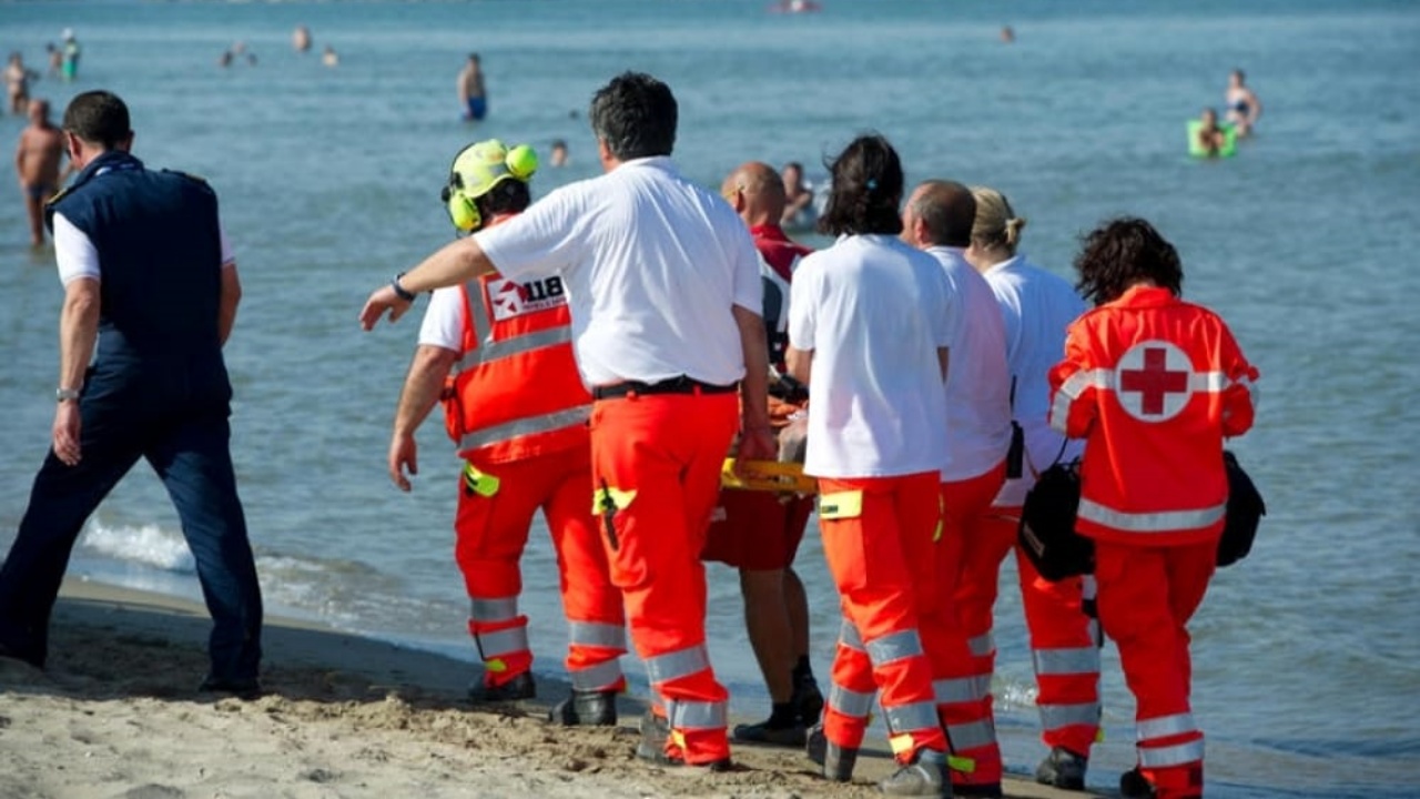 Uomo e figlio di 6 anni annegati in mare