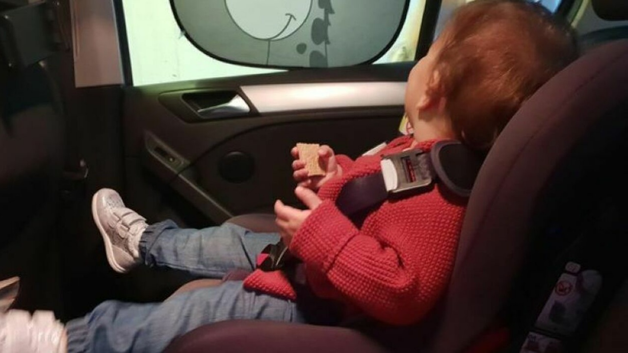Milano, bimba di 15 mesi dimenticata in auto dalla madre: sta bene