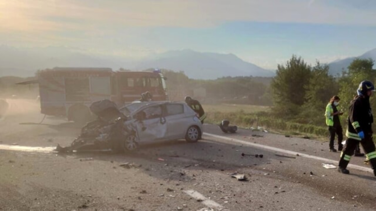 Incidente in autostrada, intera famiglia ha perso la vita: sono morti madre, padre e figlio di 15 anni