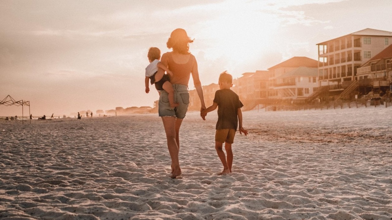 Fratellini di 2, 3 e 5 anni lasciati da soli in spiaggia: la mamma era andata al bar con un amico