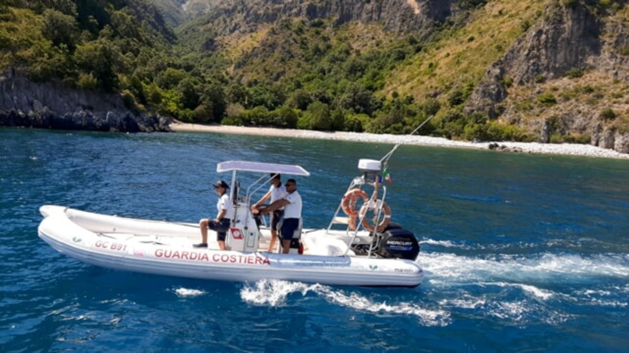 Camerota, masso si stacca dalla montagna e cade in spiaggia: bimba salvata da suo padre che è in gravi condizioni