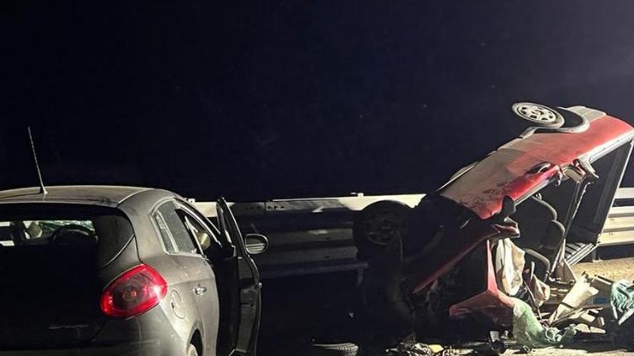 Incidente frontale tra due auto: padre e figlia hanno perso la vita sul colpo