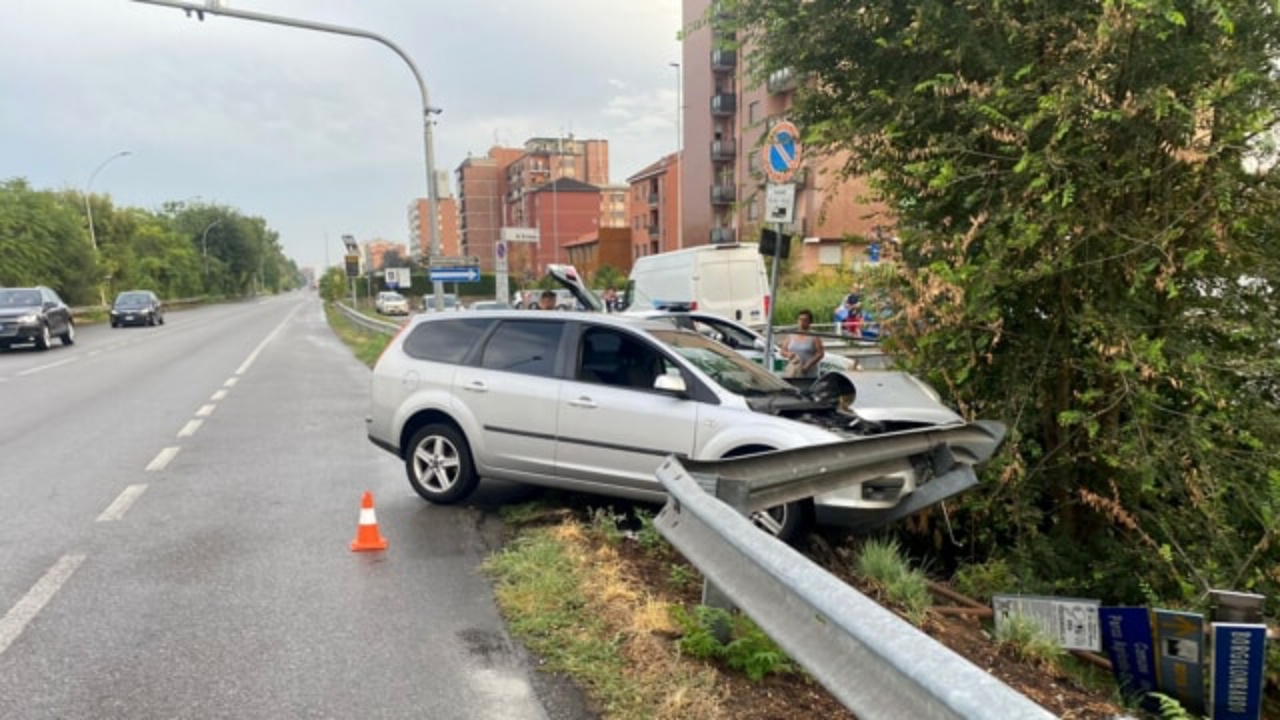 Mamma di 30 anni ubriaca con la figlioletta in auto, denunciata dagli agenti