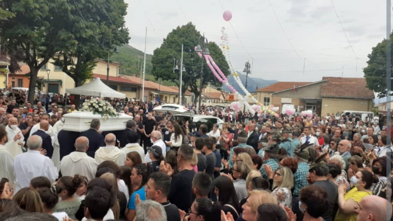 Alessia Prendi: l’ultimo straziante saluto alla piccola schiacciata dall’altalena