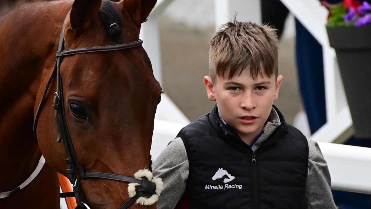 Jack de Bromhead cade da cavallo durante il Festival: è morto a soli 13 anni