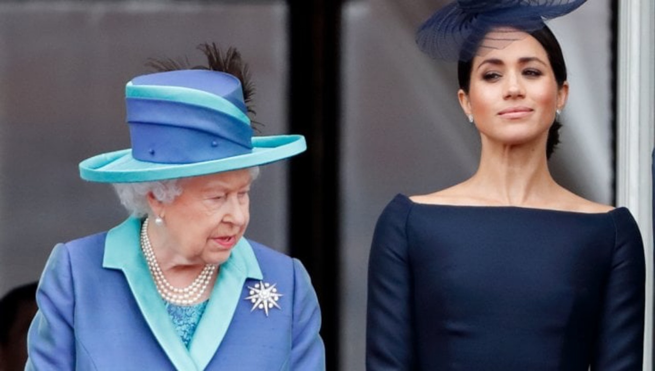 Meghan Markle omaggia la Regina Elisabetta: la moglie di Harry indossa i suoi orecchini e una spilla