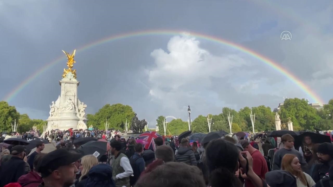 È accaduto sul Buckingham Palace, mentre l’Inghilterra diceva addio all’amata Regina Elisabetta II