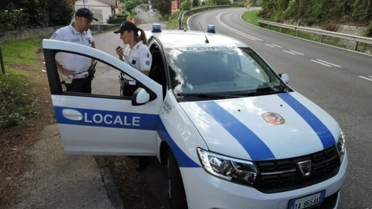 Tragedia a Castelli Romani, donna incinta di 2 gemelli travolta da un’auto: un bimbo è morto, l’altro è grave