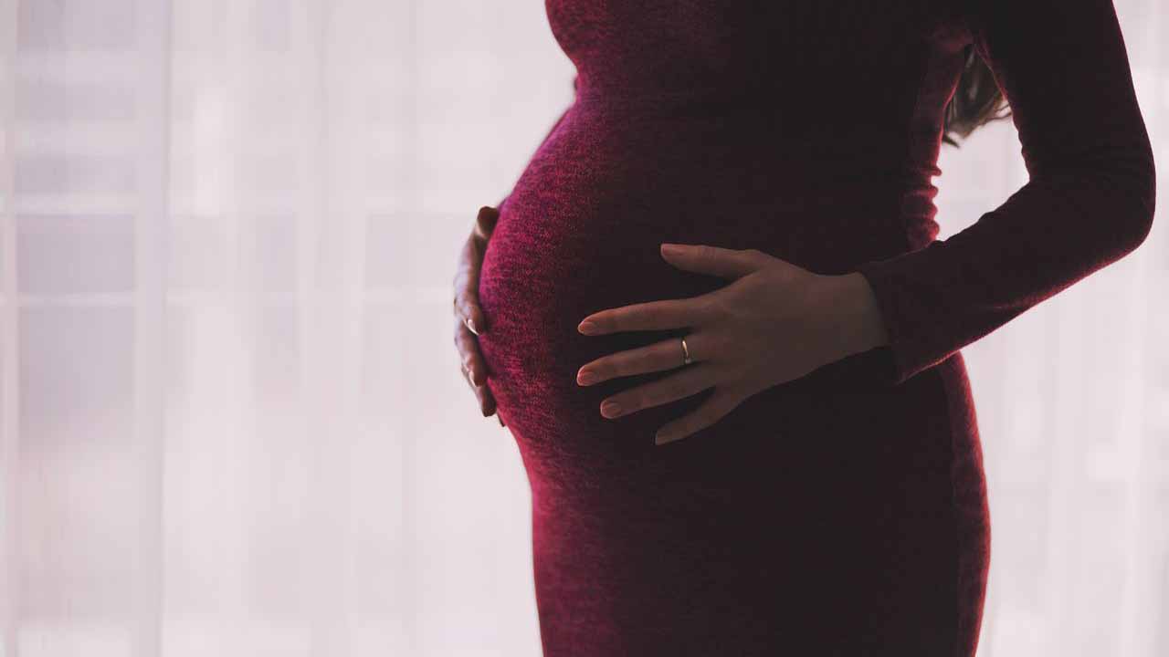 Donna incinta schiacciata dalla sua auto