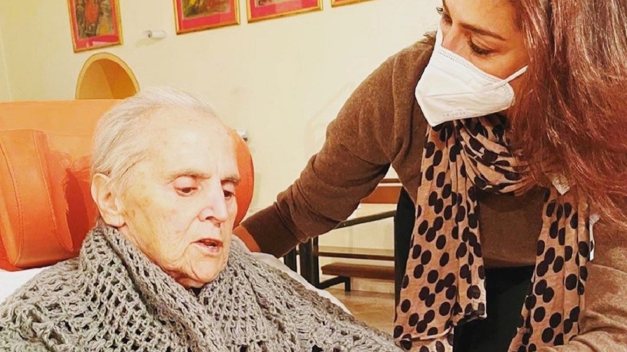 Elisa Isoardi in lutto per la scomparsa della sua amata nonna