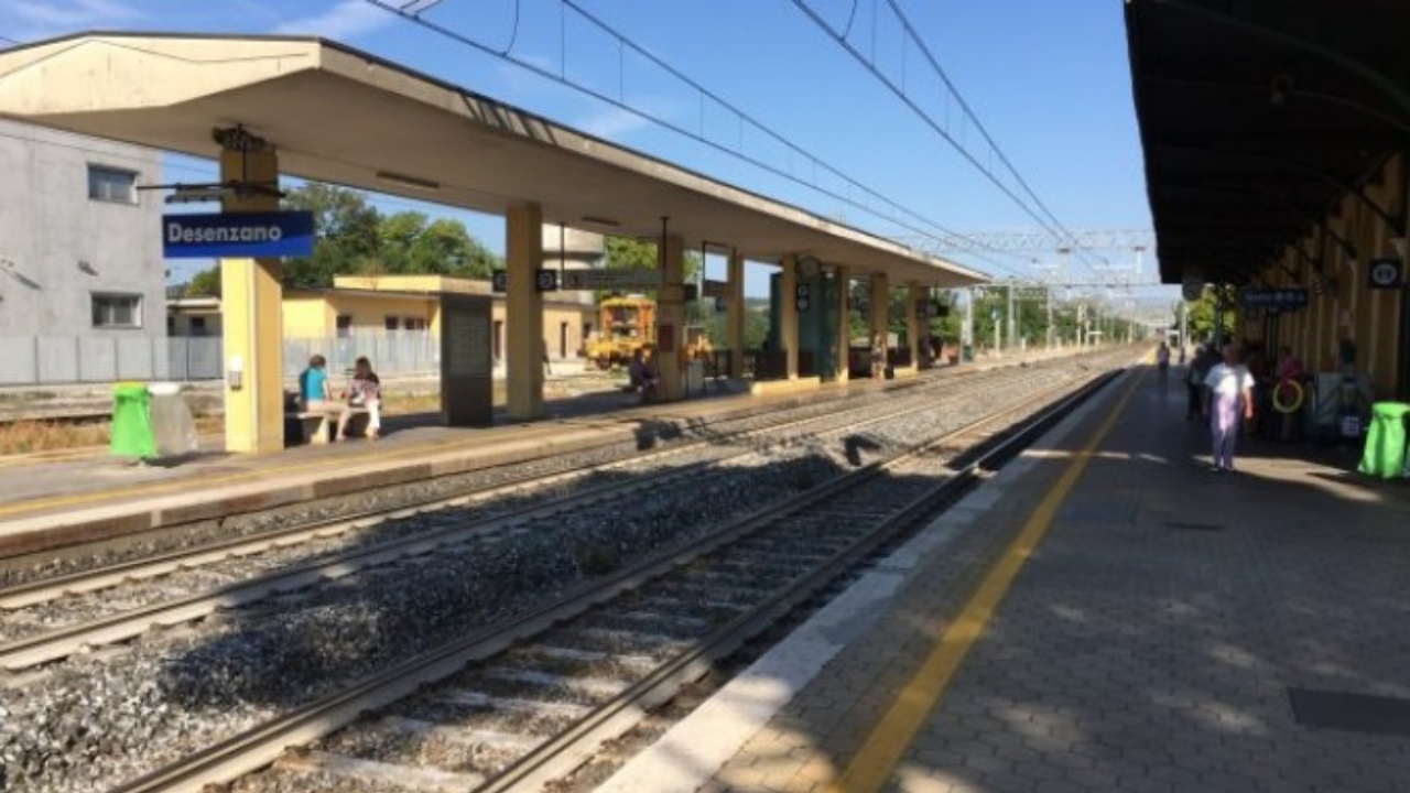 Fratellini di 3 e 6 restano da soli in stazione: la madre non ha fatto in tempo a scendere dal treno