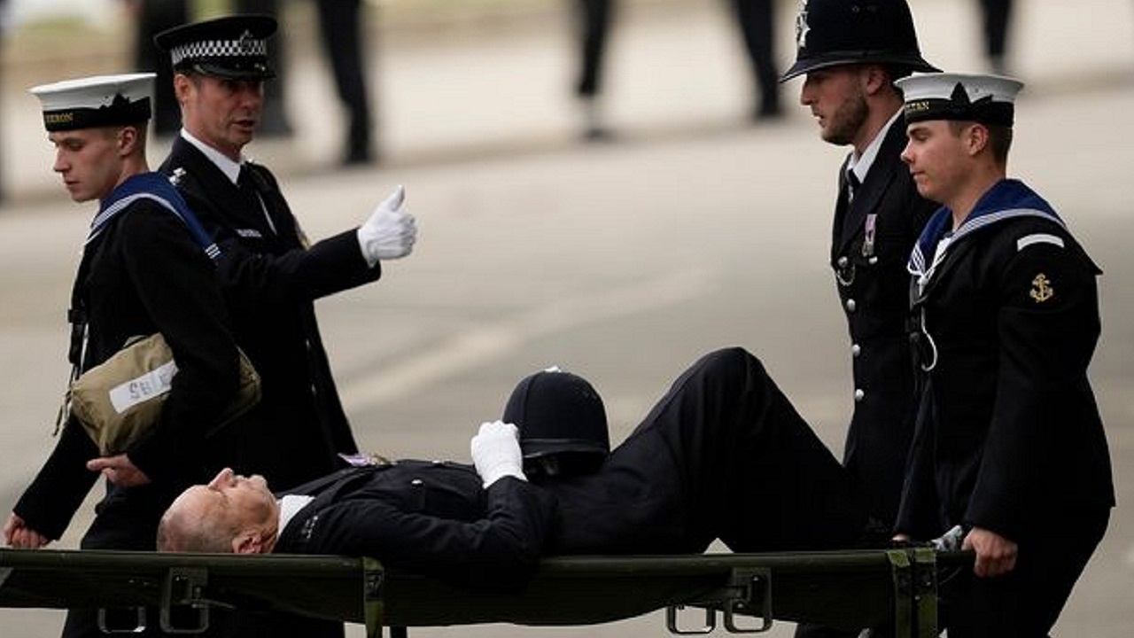 Poliziotto in servizio sviene durante i funerali della Regina
