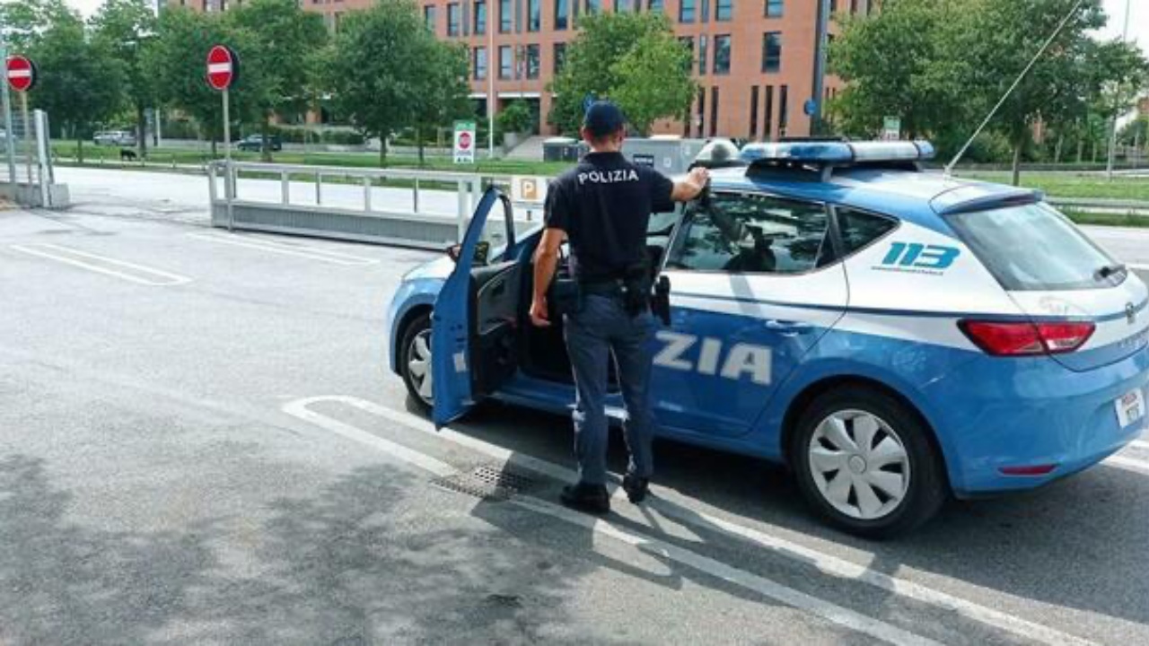 Padova, due sorelline di 6 e 4 anni lasciate in auto da sole: denunciata la madre