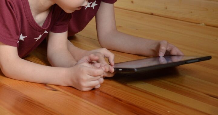 Bambino di 5 anni si ferisce con un tablet esploso