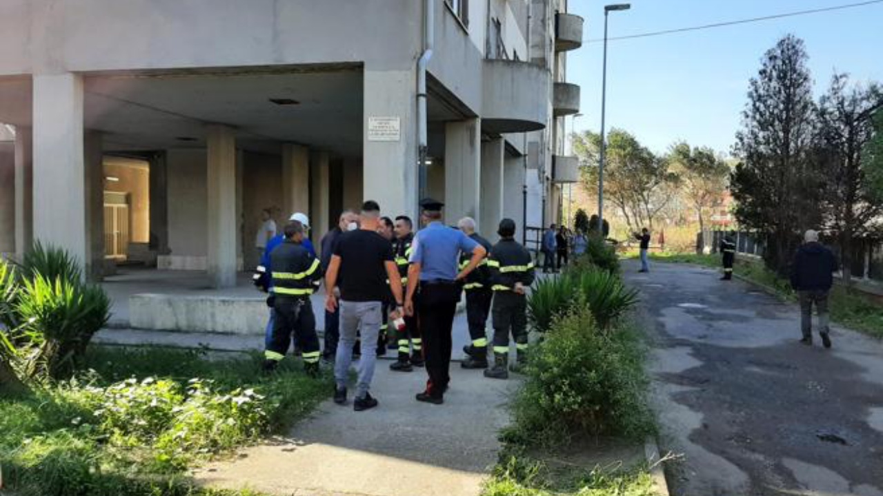 Incendio Catanzaro, le urla del 14enne appeso alla ringhiera prima dell’arrivo dei pompieri