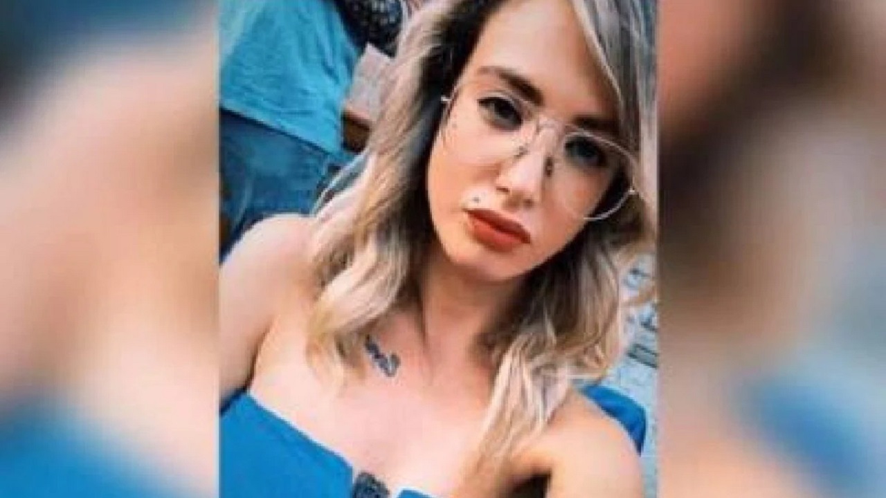 Aurora Caruso, la mamma della ragazza di 22 anni disperata: “Siamo morti anche noi”