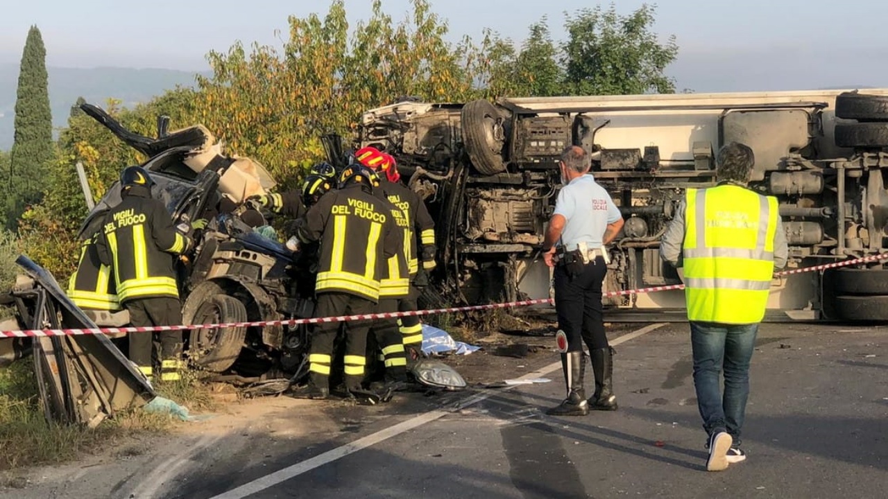 Linda Cecconi, mamma di 41 anni, travolta da un tir e morta sul colpo