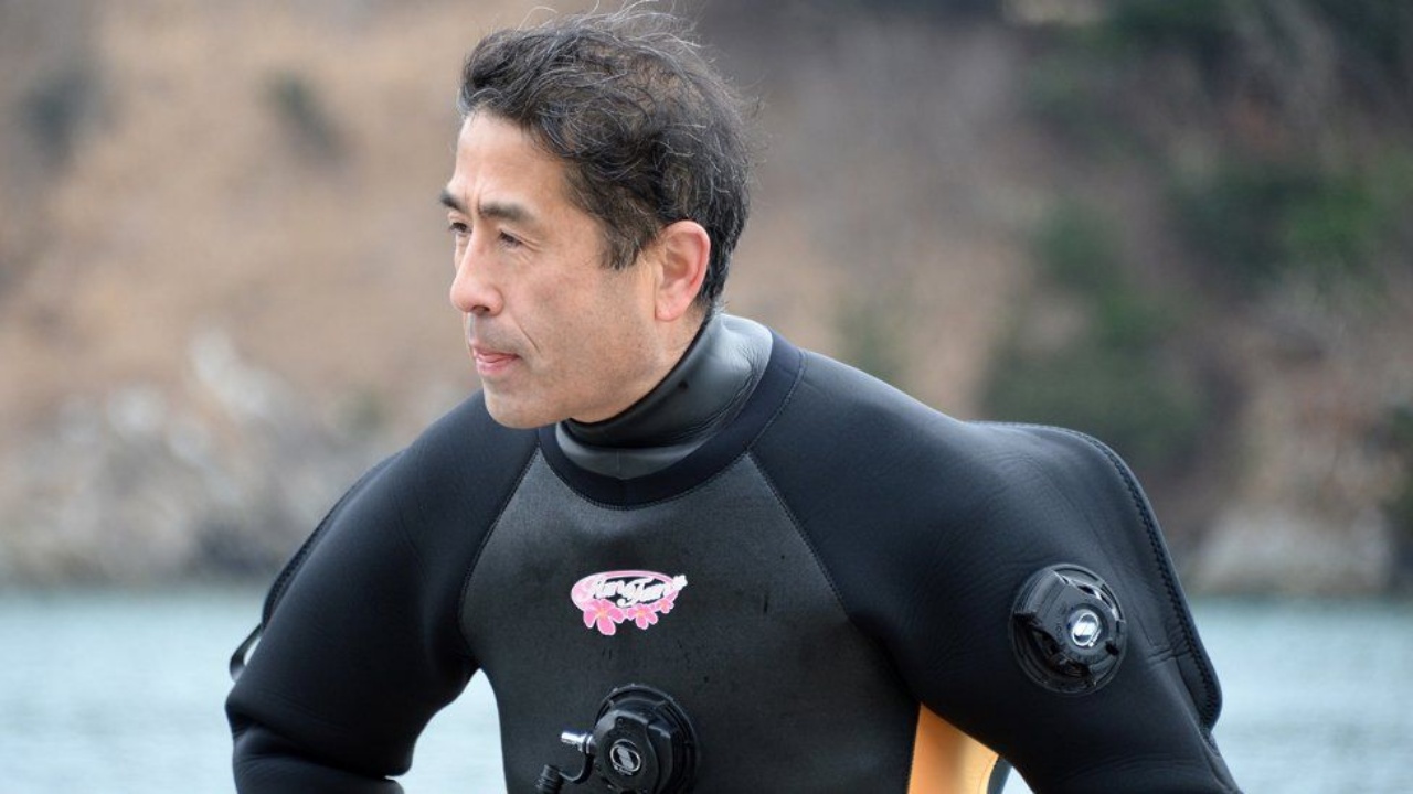 Yasuo Takamatsu si immerge in mare per trovare la moglie scomparsa nello tsunami del 2011