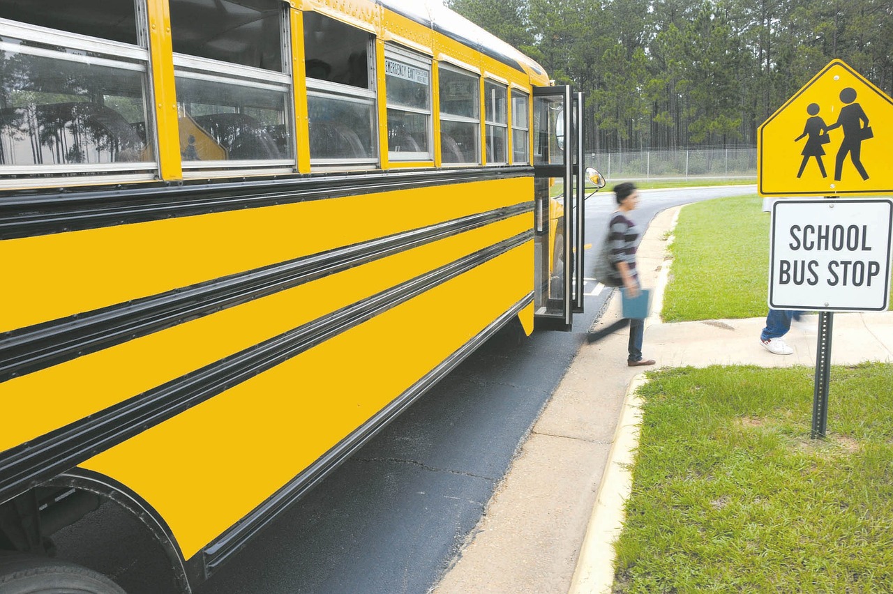 bambini sullo scuolabus