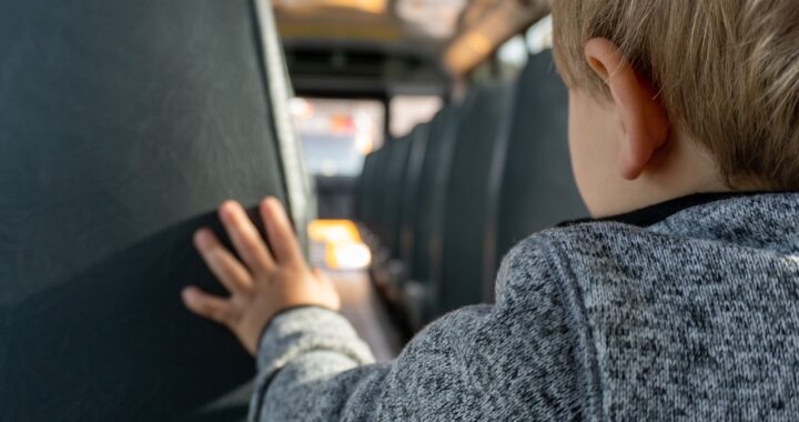 Bimbo chiuso per ore nel deposito dello scuolabus