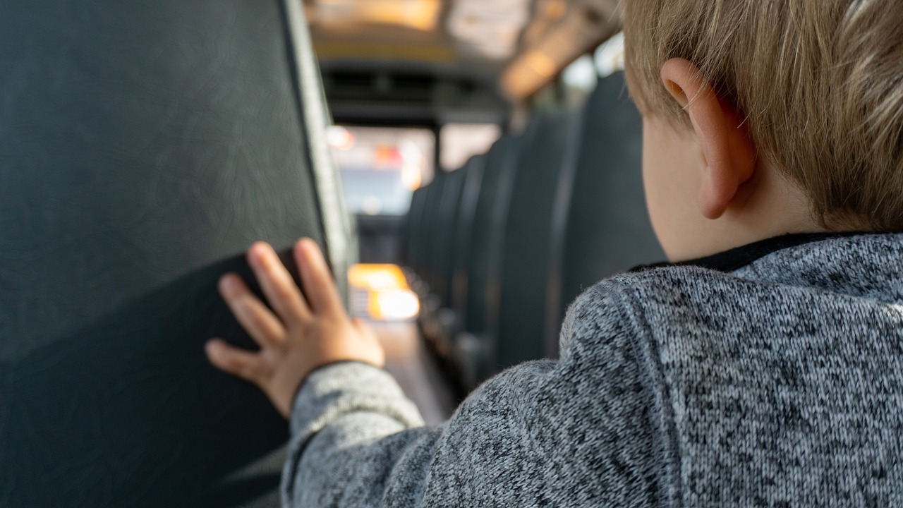 Bimbo chiuso per ore nel deposito dello scuolabus