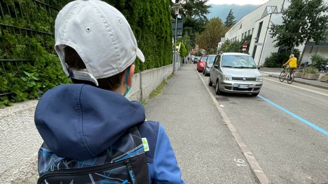 Prato, bimbo di 8 anni a scuola con graffi e lividi: allontanato dalla famiglia