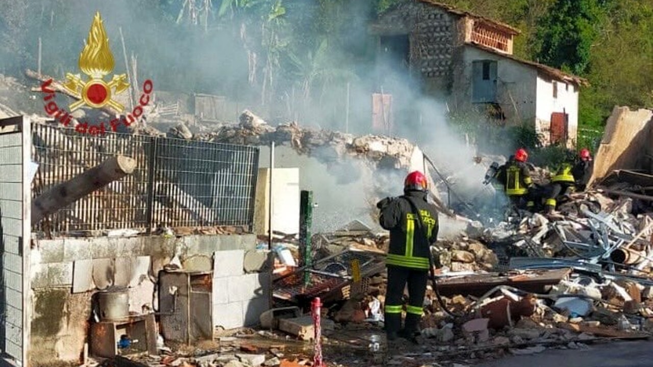 Crollo di una palazzina a Lucca, donna incinta estratta dalla macerie, sottoposta ad un cesareo: il bilancio è di 2 morti e 3 feriti