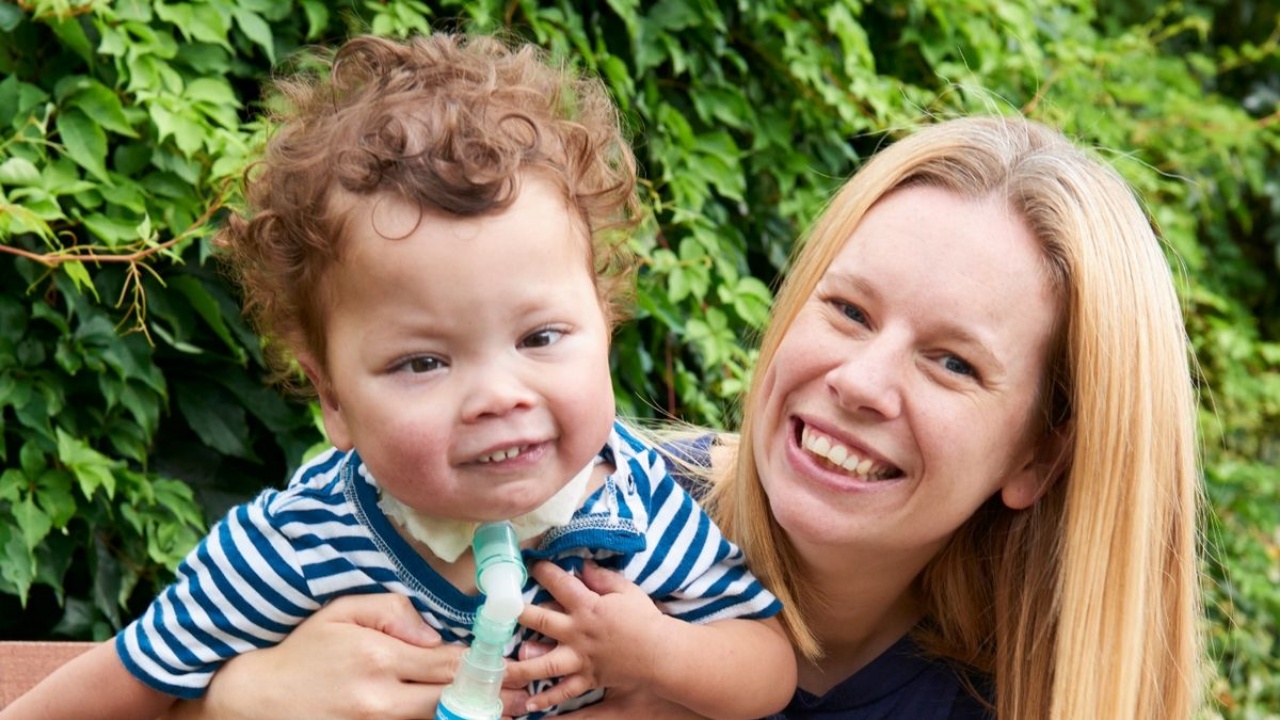 Asher Sinclair, morto a soli 3 anni: “La vita di mio figlio è finita a causa dell’assenza delle cure “