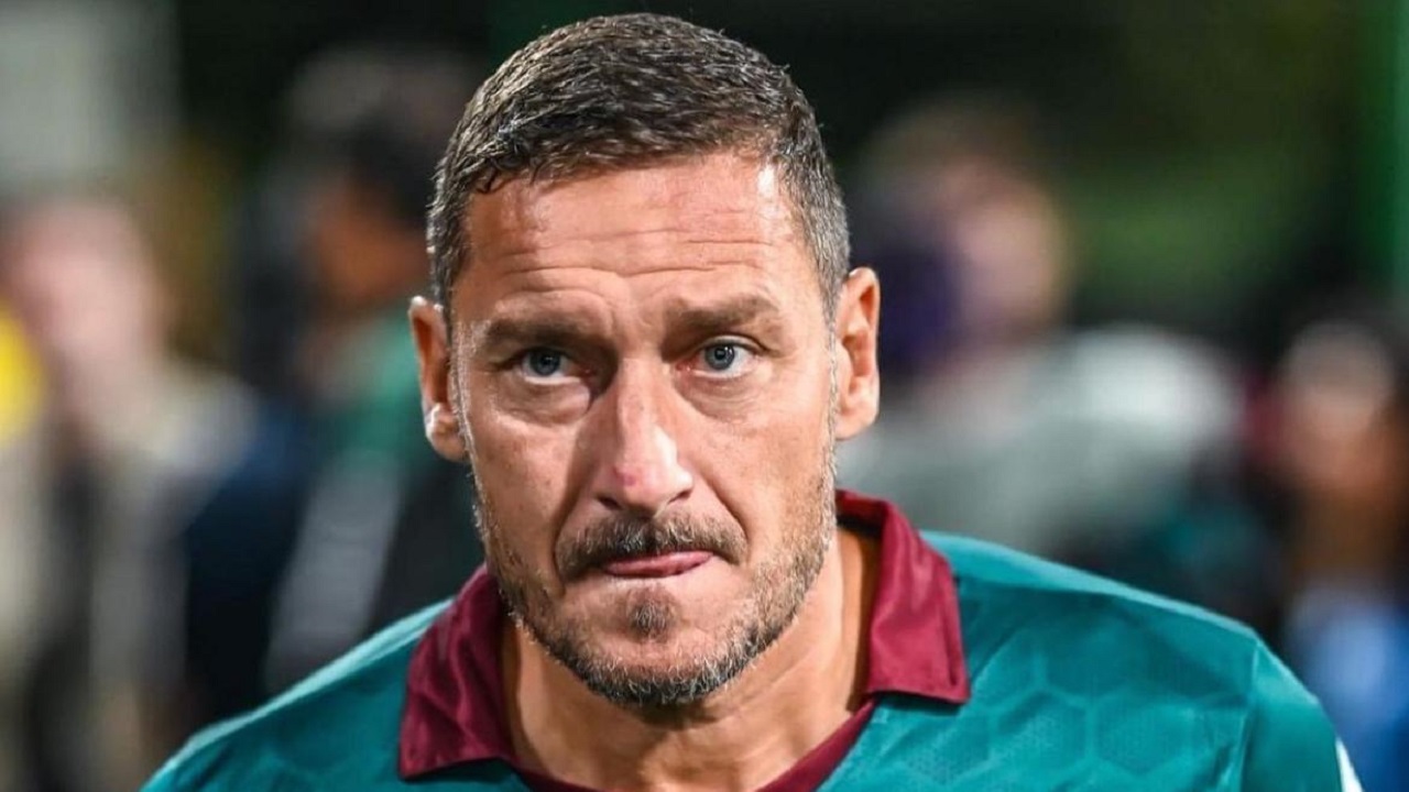 Francesco Totti paparazzato con Noemi Bocchi mentre visitano la nuova casa