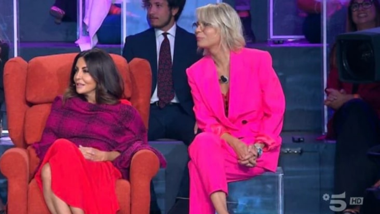 Tu Si Que Vales, Maria De Filippi elegantissima con il tailleur rosa, ecco quanto costa: difficile da credere