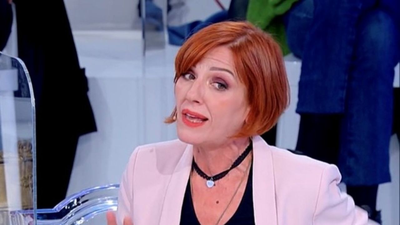 Uomini e Donne, perché Tinì non parla mai? L’opinionista rompe il silenzio e svela la verità