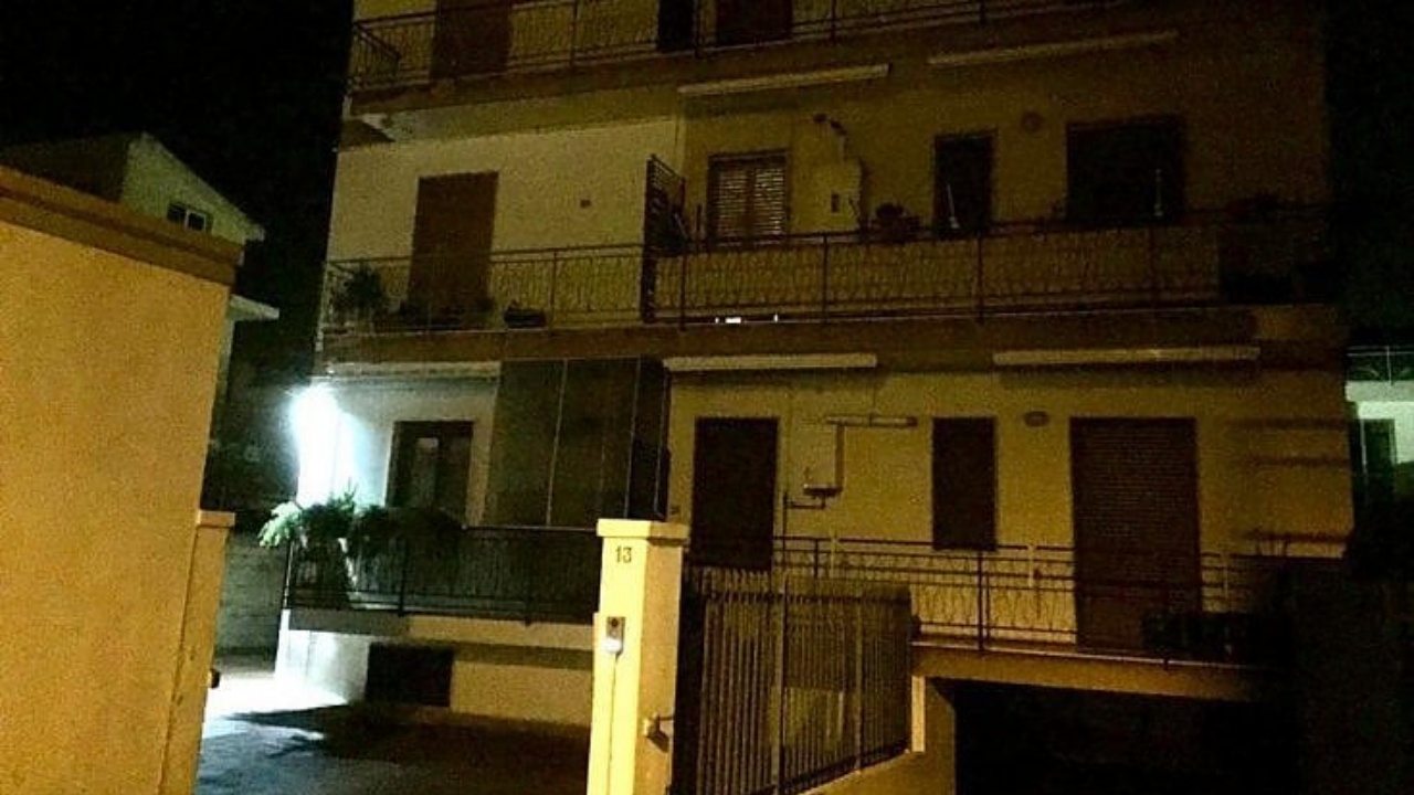 Spara alla compagna 18enne e poi si toglie la vita: trovata l’arma del delitto