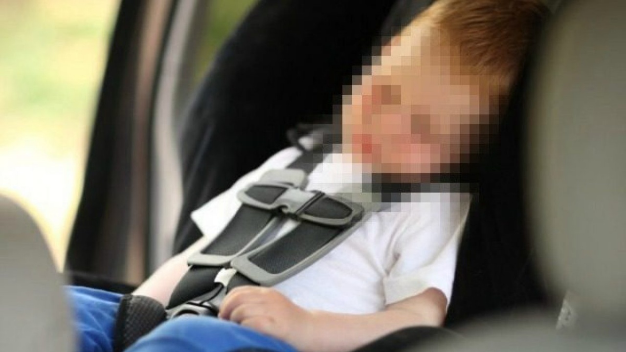 Cagliari, bambino di 3 anni lasciato solo in auto: denunciati i genitori