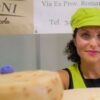 giovane mamma al caseificio