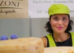 giovane mamma al caseificio