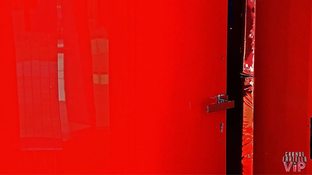 Grande Fratello Vip, concorrente apre la porta rossa: squalifica in vista?
