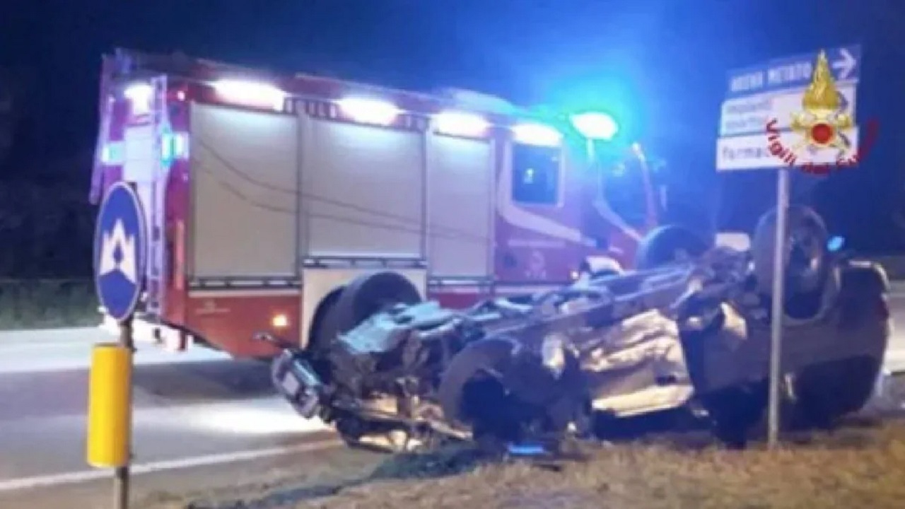 Auto contro un albero a Parma: ragazzo di 26 anni perde la vita nel Parmense