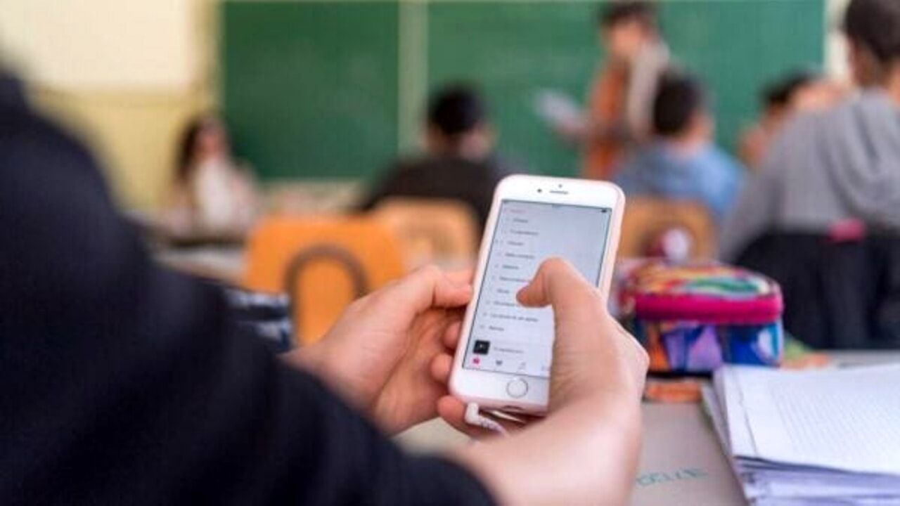 A scuola senza cellulari: divieto in arrivo?