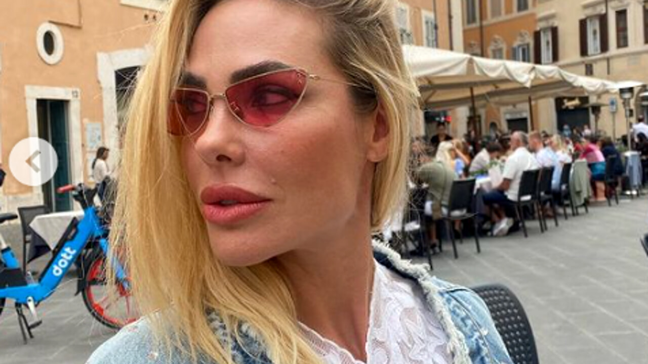 Ilary Blasi, una sua amica svela come la conduttrice ha reagito nel vedere Francesco Totti e Noemi Bocchi in pubblico