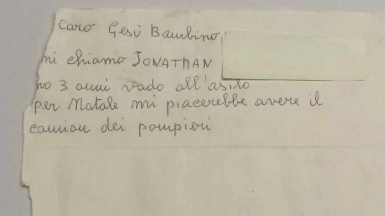 Jonathan, un bimbo di Como, scrive una lettera di Natale e la fa volare con un palloncino. I Vigili del Fuoco la trovano e gli fanno una sorpresa