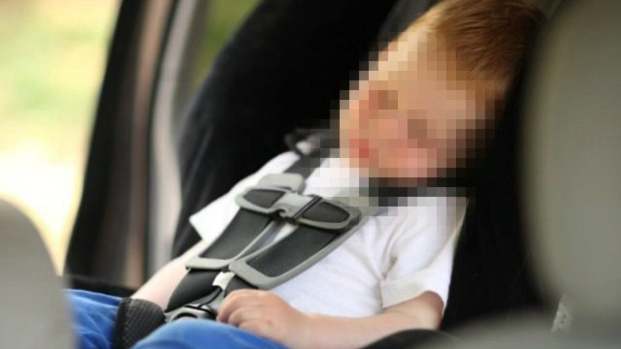 Roma, bambino di 2 anni lasciato chiuso in auto dalla madre: denunciata