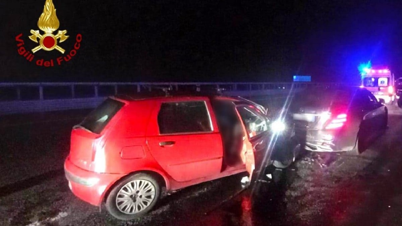 Auto contro una macchina ferma