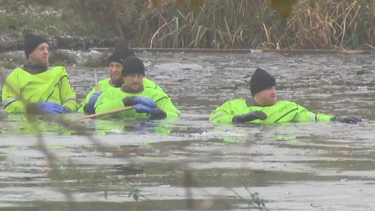 Tre bambini cadono nel lago ghiacciato