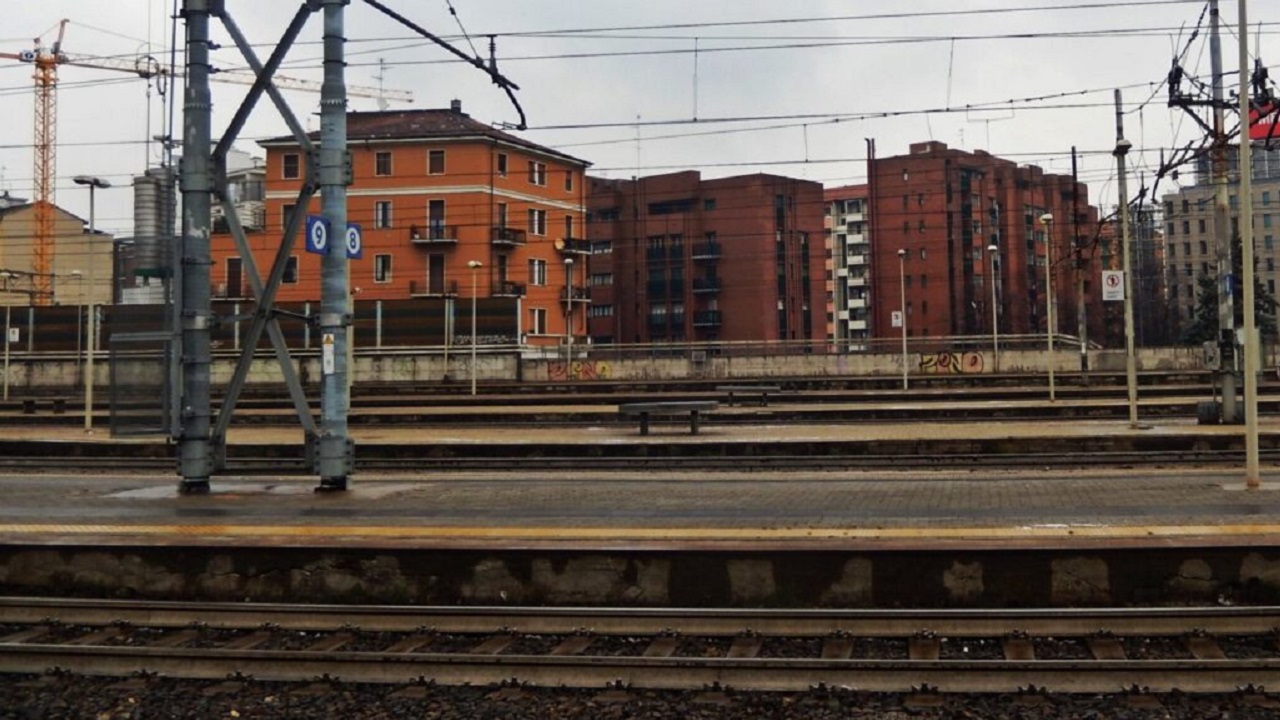 Donna investita da un treno a Lambrate