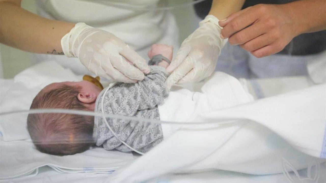 Milano, neonato lasciato in ospedale: il racconto della madre che vive da senzatetto