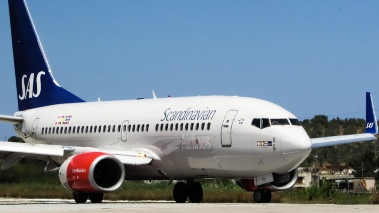 Marito e moglie con una figlia di 1 anno cacciati dall’aereo: il motivo è incredibile