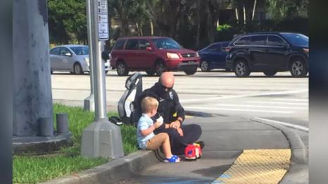 la foto virale di un agente di polizia 